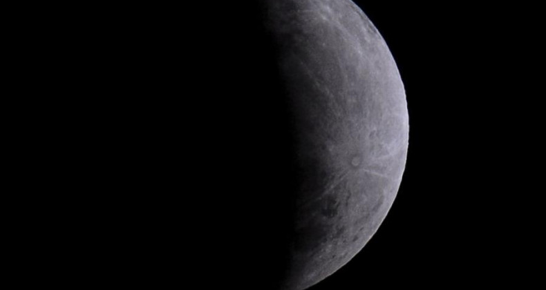 Nasa anuncia descoberta de água em estado líquido na Lua